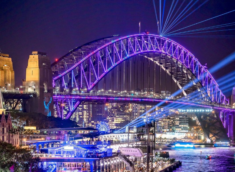 Cầu cảng Sydney rực rỡ ánh sáng trong lễ hội Vivid Sydney Úc